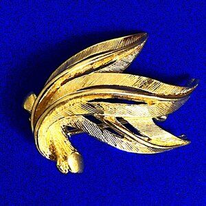 Vintage brooch that's diminutive, detailed & D'Orlan!